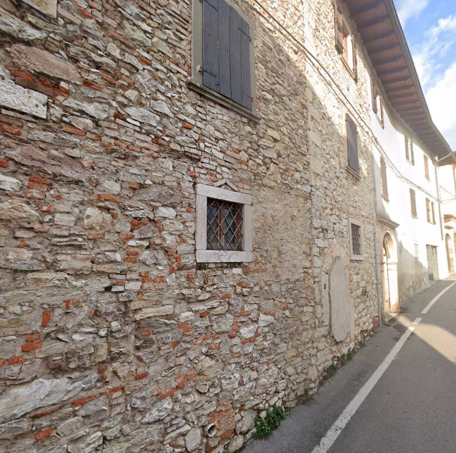Vecchio edificio lungo via don Rubbi
